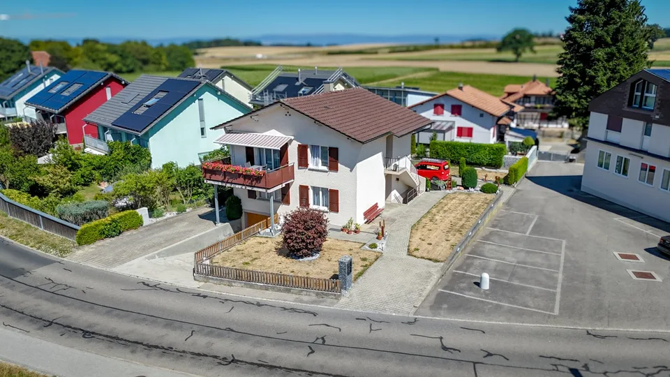 Maison de deux familles charmante avec deux appartements de 4 pièces au centre du village