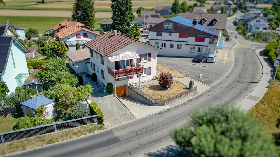 Maison de deux familles charmante avec deux appartements de 4 pièces au centre du village