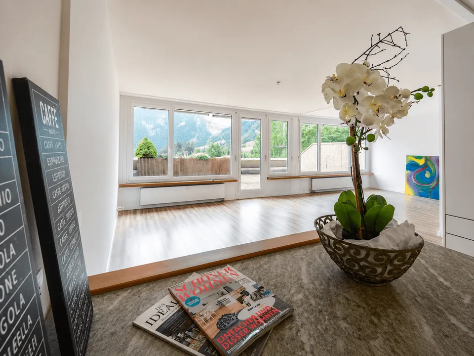 Terrassenhit mit Bergpanorama