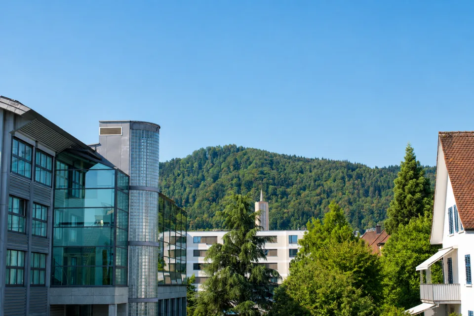 Modernes Neubauwohnen mit Blick auf den Üetliberg