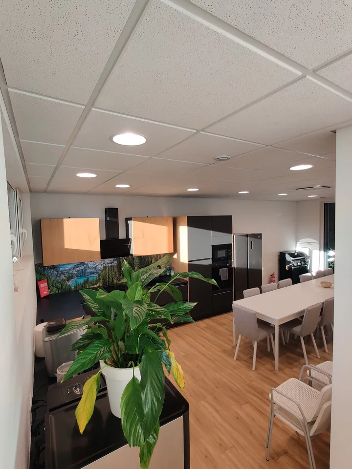 #15.3 Laboratorio moderno 5m² con aria condizionata, ventilazione, LAN, WLAN, videosorveglianza, parcheggio, centrale