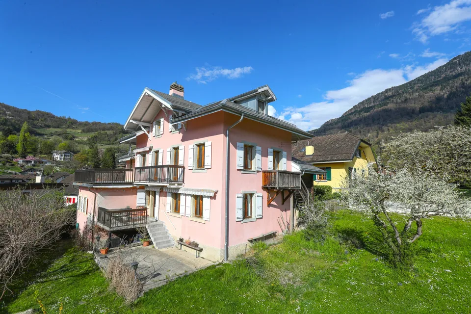 Maison de 2 appartements 3,5 pièces + 1 studio indépendant, Grand potentiel !