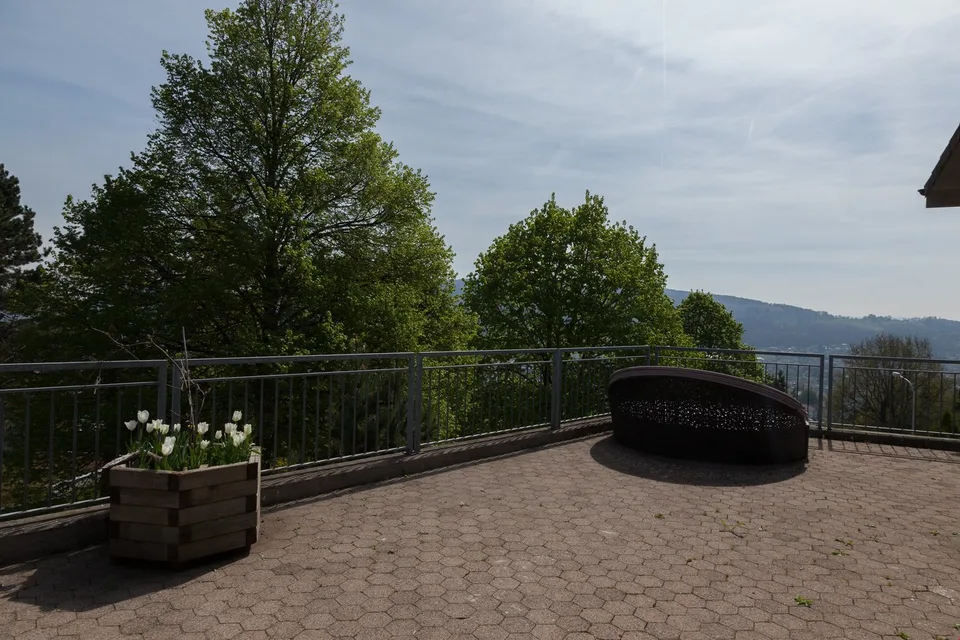 2.5-room apartment with large seating area including parking space