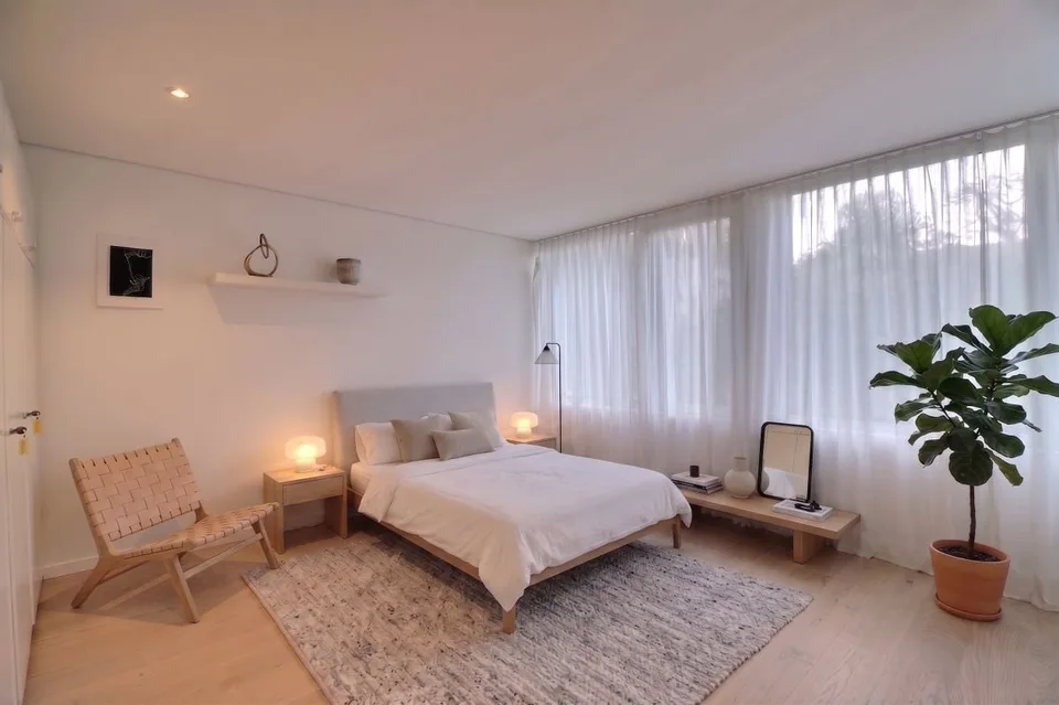 ARCHITECT-DESIGNED VILLA COMPOSED OF 3 APARTMENTS WITH A SWIMMING POOL AND A VERY BEAUTIFUL VIEW OF THE LAKE