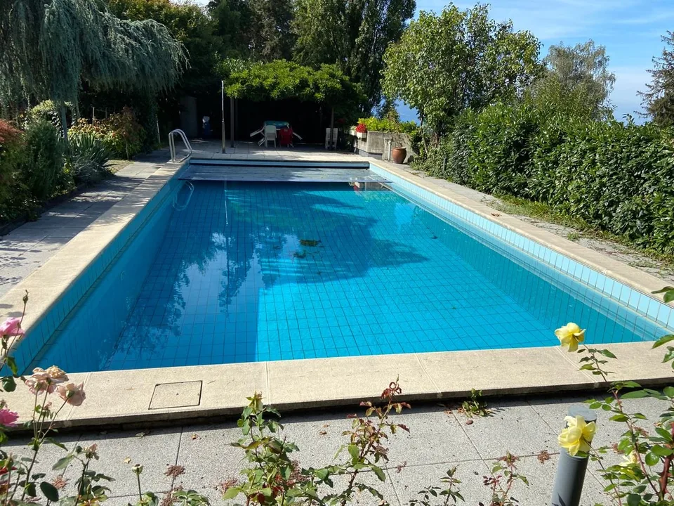 ARCHITECT-DESIGNED VILLA COMPOSED OF 3 APARTMENTS WITH A SWIMMING POOL AND A VERY BEAUTIFUL VIEW OF THE LAKE