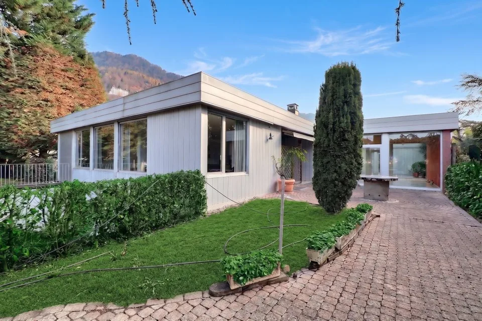 ARCHITECT-DESIGNED VILLA COMPOSED OF 3 APARTMENTS WITH A SWIMMING POOL AND A VERY BEAUTIFUL VIEW OF THE LAKE
