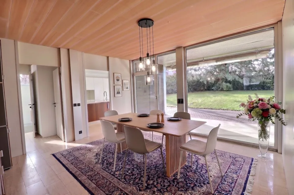ARCHITECT-DESIGNED VILLA COMPOSED OF 3 APARTMENTS WITH A SWIMMING POOL AND A VERY BEAUTIFUL VIEW OF THE LAKE