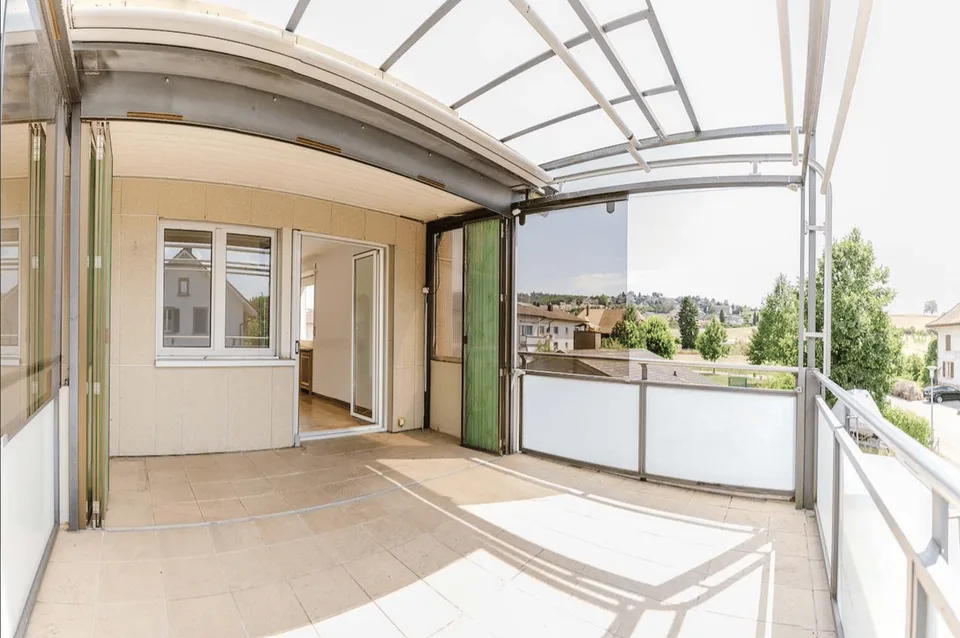 Bright 3.5-room apartment with balcony and beautiful view in Port