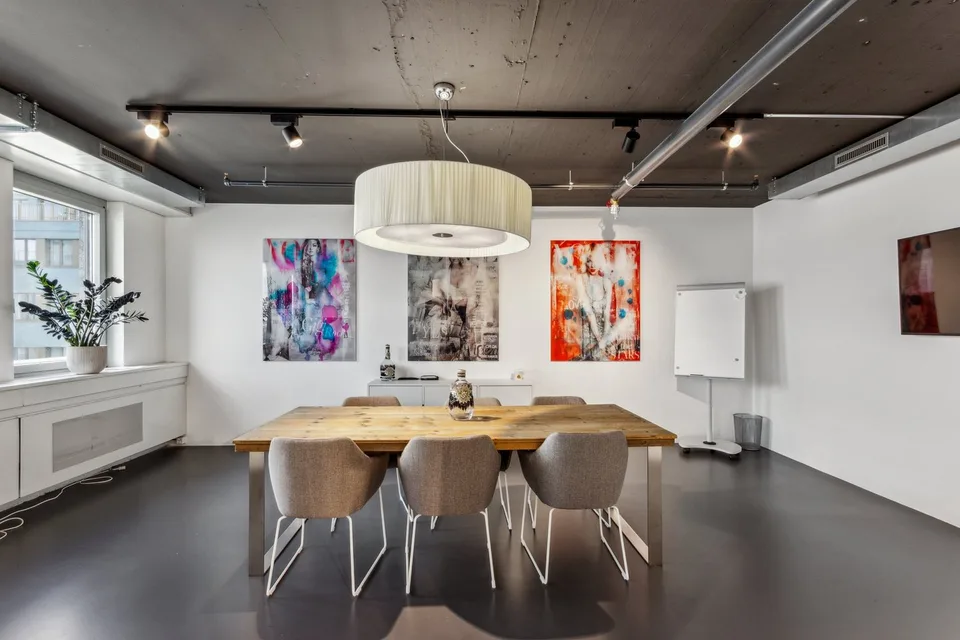 Trendy office/showroom space with versatile usage possibilities