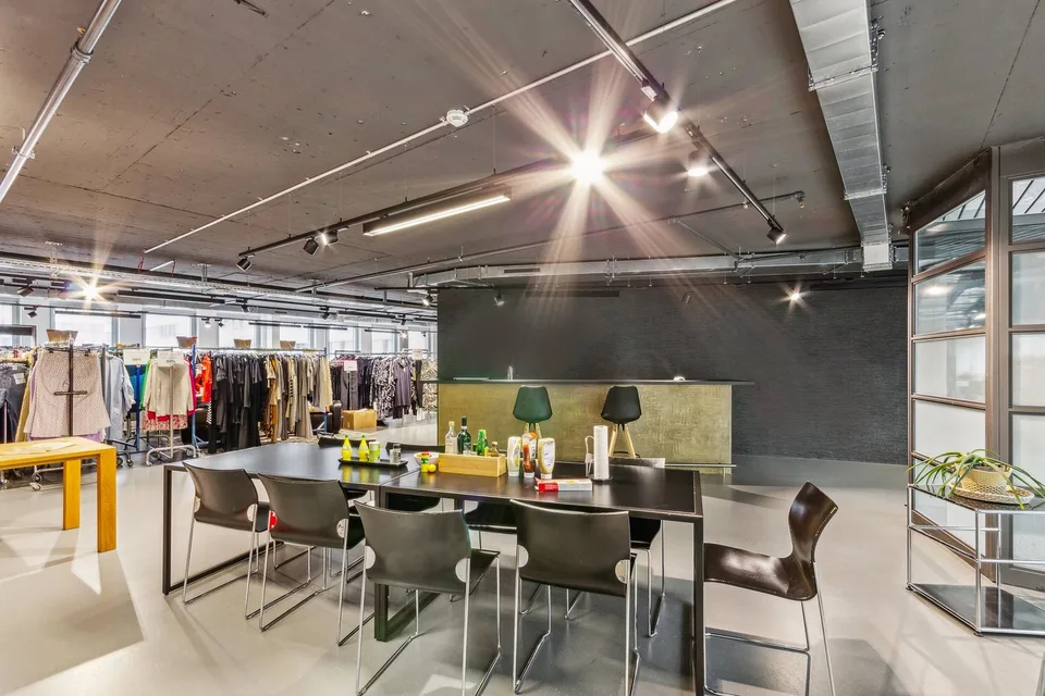 Trendy office/showroom space with versatile usage possibilities