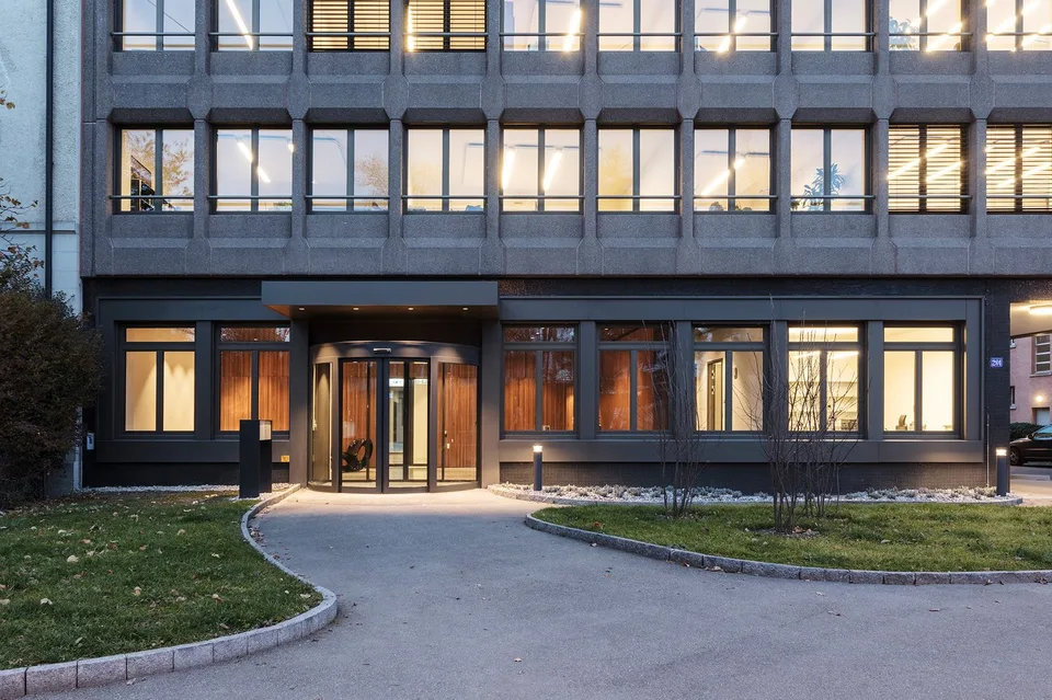 PLUG & WORK - Casa aziendale con terrazza e molti parcheggi