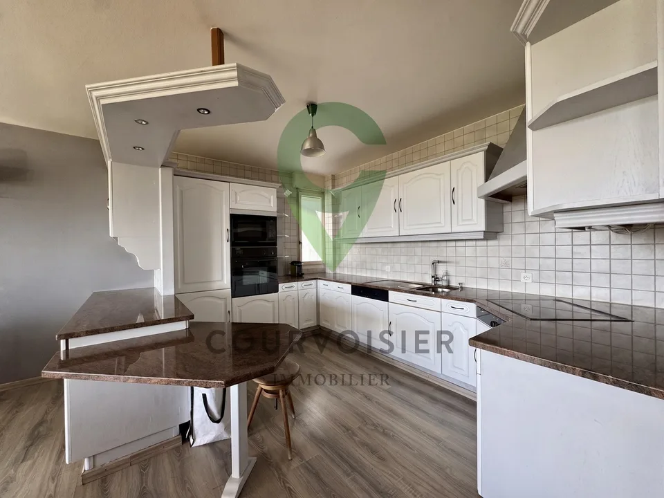 Appartement à rafraîchir avec vue dégagée et piscine de résidence