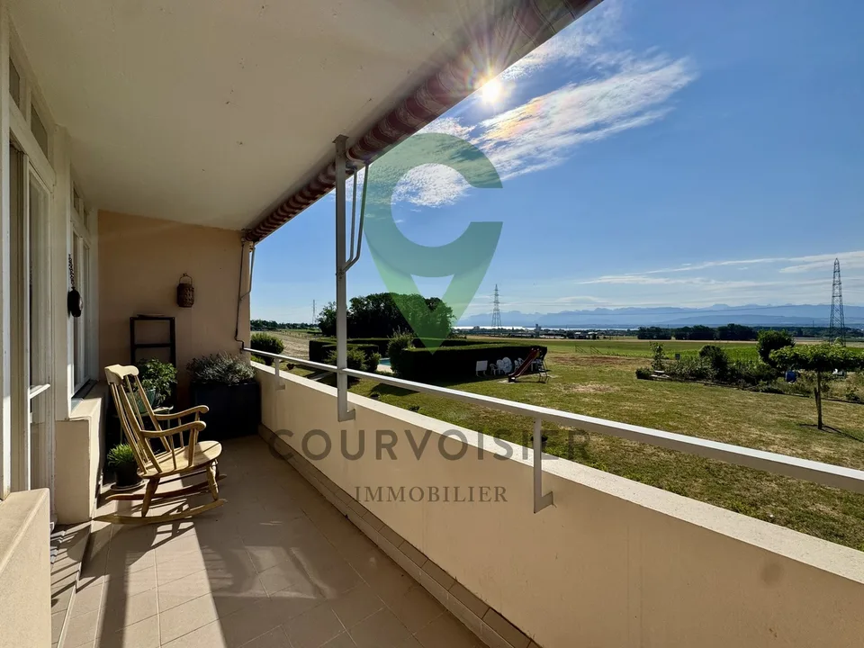 Appartement à rafraîchir avec vue dégagée et piscine de résidence