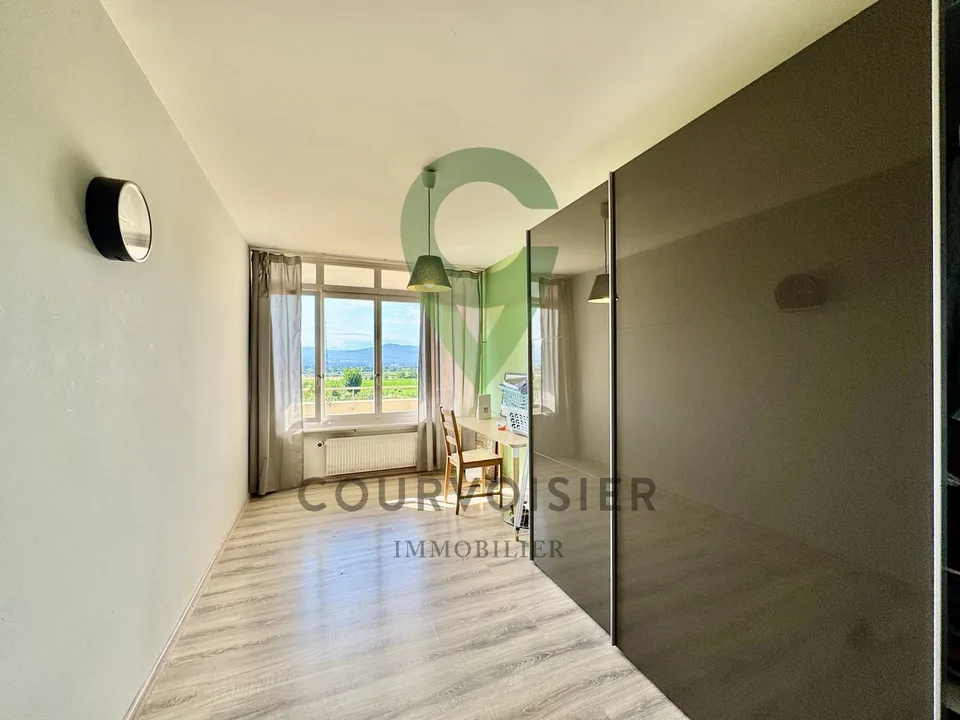 Appartement à rafraîchir avec vue dégagée et piscine de résidence