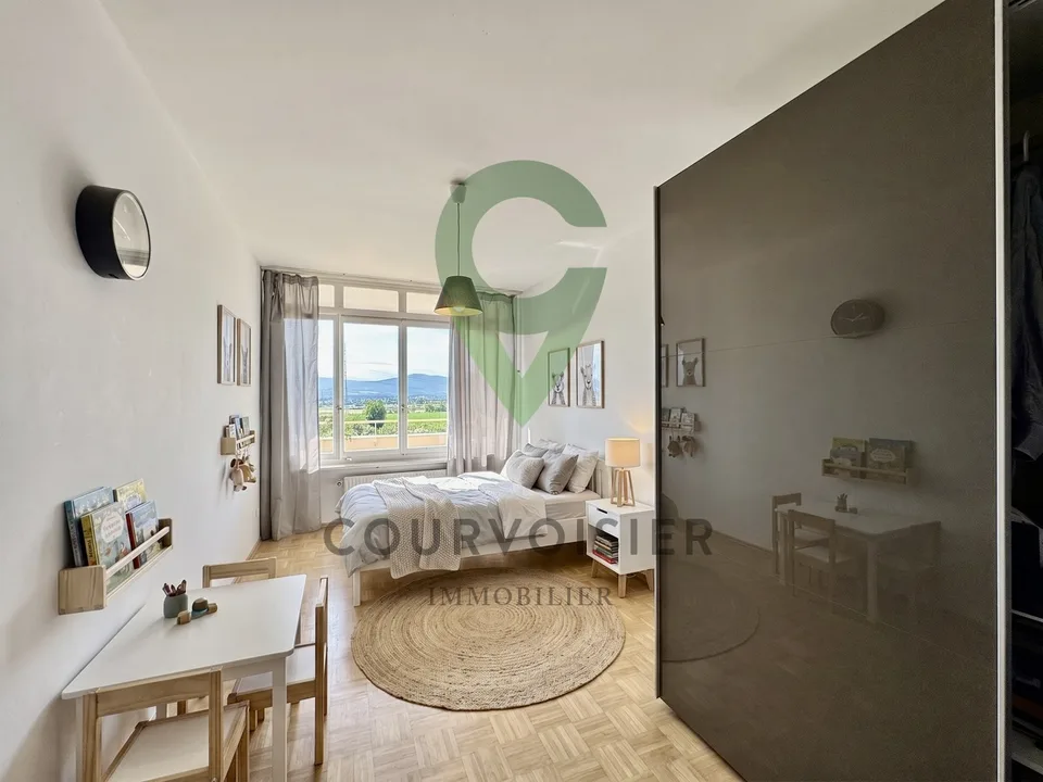 Appartement à rafraîchir avec vue dégagée et piscine de résidence