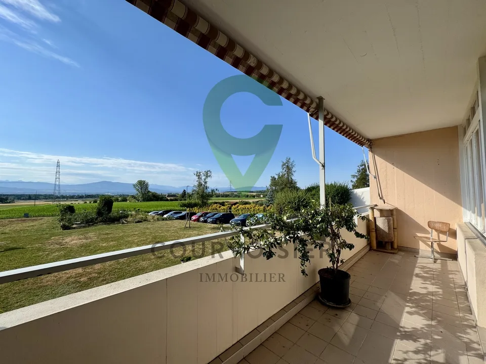 Appartement à rafraîchir avec vue dégagée et piscine de résidence