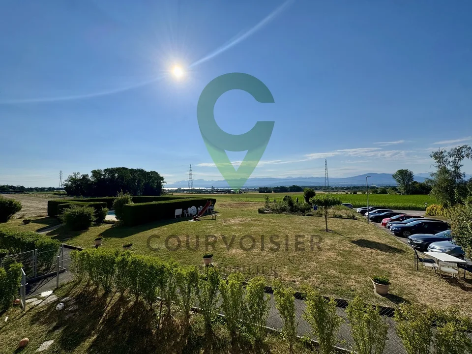 Appartement à rafraîchir avec vue dégagée et piscine de résidence