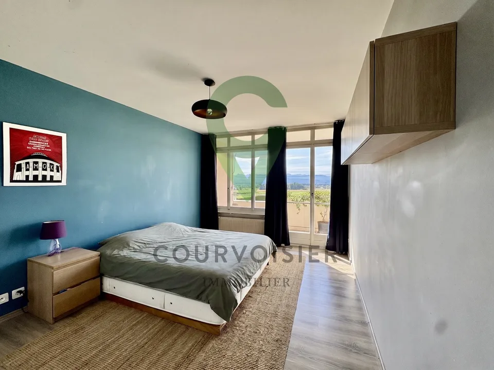Appartement à rafraîchir avec vue dégagée et piscine de résidence