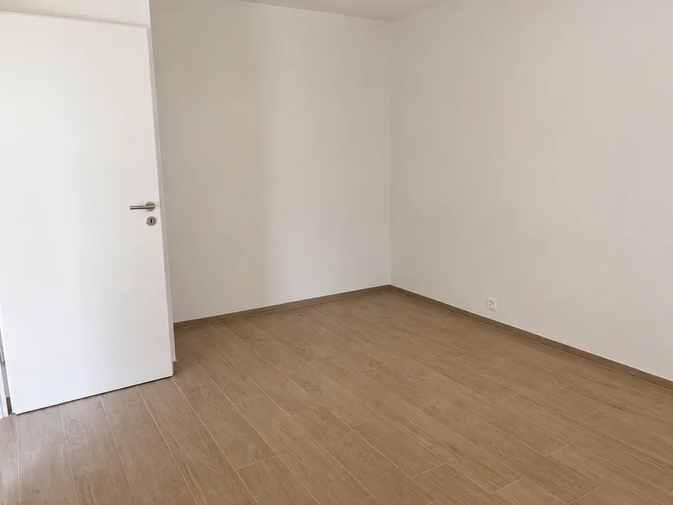 Erdgeschoss mit großer Terrasse – Neu – Innener Parkplatz