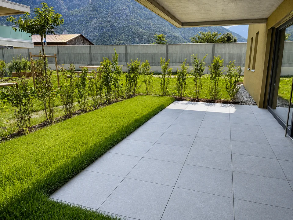 Erdgeschoss mit großer Terrasse – Neu – Innener Parkplatz