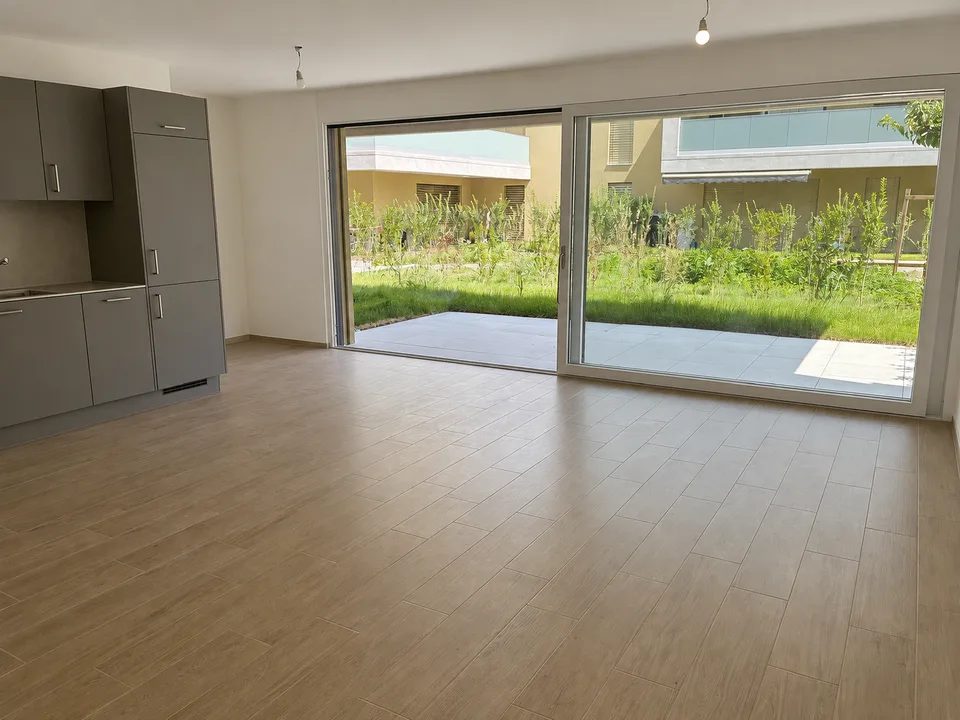 Erdgeschoss mit großer Terrasse – Neu – Innener Parkplatz