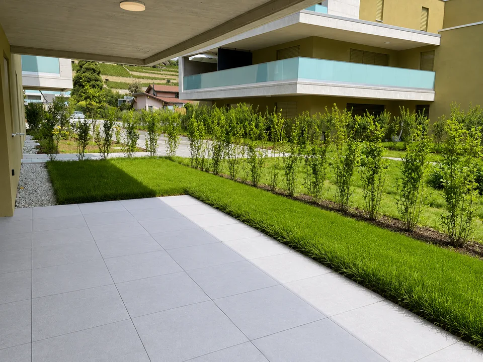 Erdgeschoss mit großer Terrasse – Neu – Innener Parkplatz