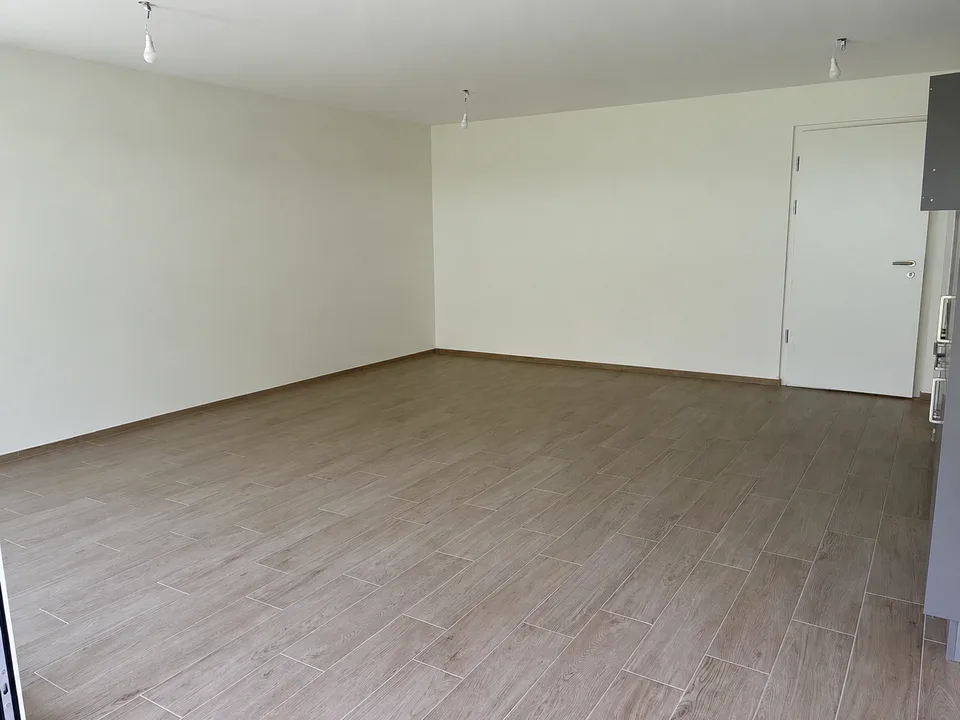 Erdgeschoss mit großer Terrasse – Neu – Innener Parkplatz