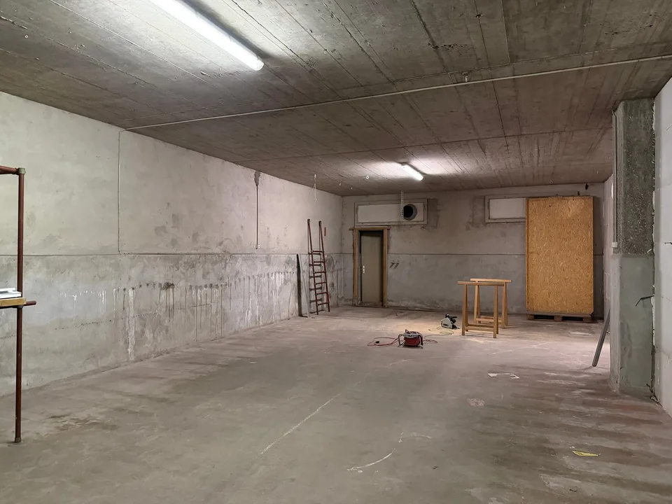 50 - 250 m² storage space on the 2nd basement level with loading ramp for rent in Basel