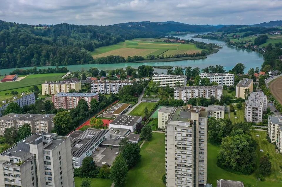 Appartement de 4½ pièces près de la ville avec vue imprenable sur l'Aare et le Wohlensee