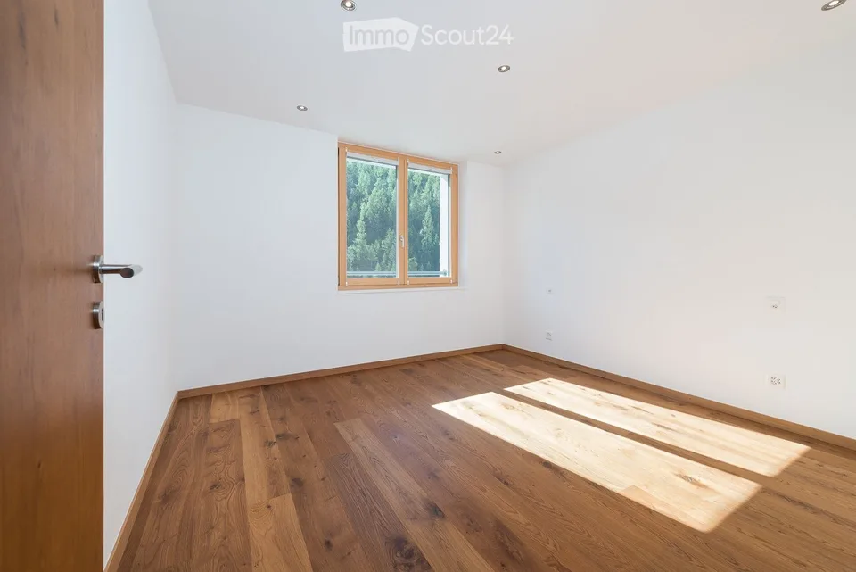 Move in & feel at home: Partially furnished 4.5-room apartment with balcony in St. Niklaus