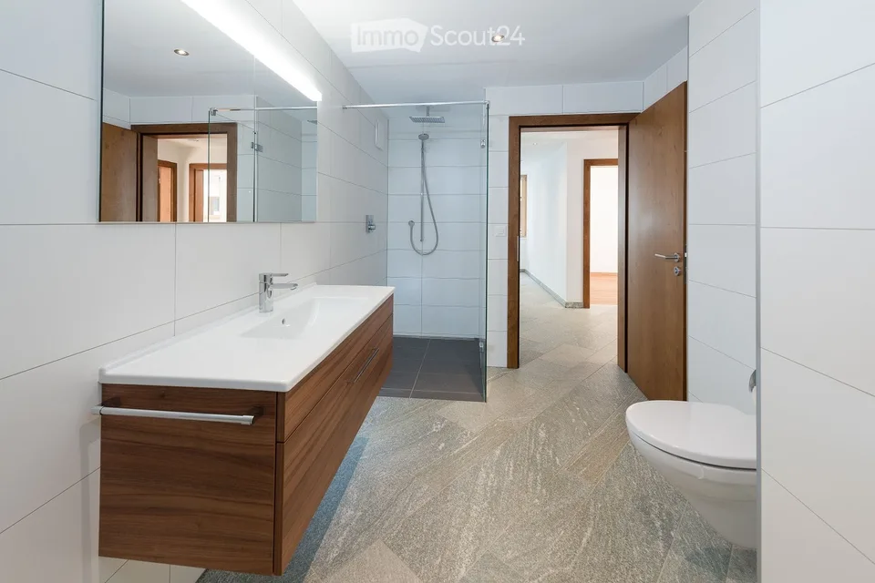 Move in & feel at home: Partially furnished 4.5-room apartment with balcony in St. Niklaus