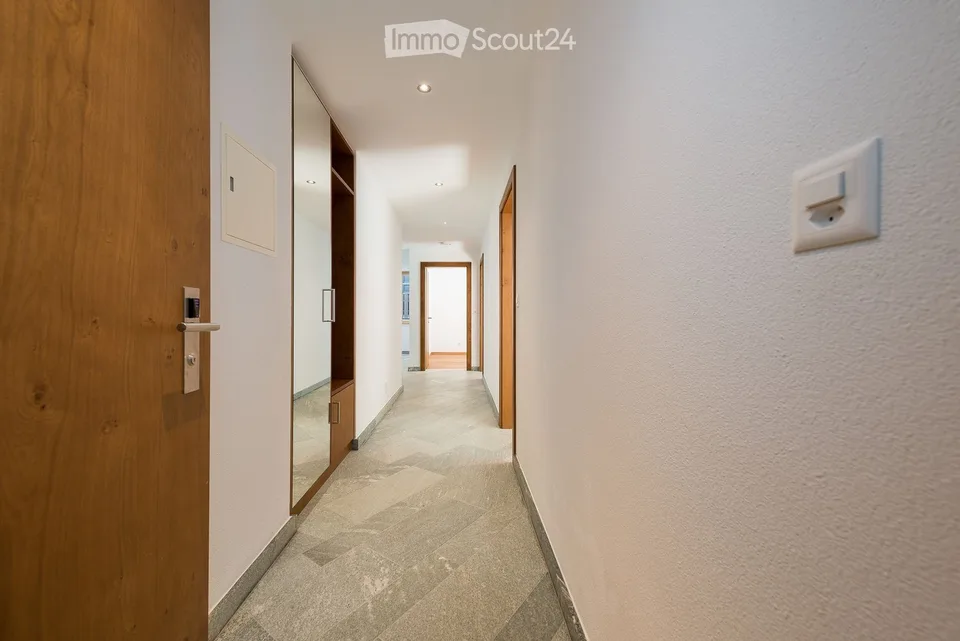 Move in & feel at home: Partially furnished 4.5-room apartment with balcony in St. Niklaus