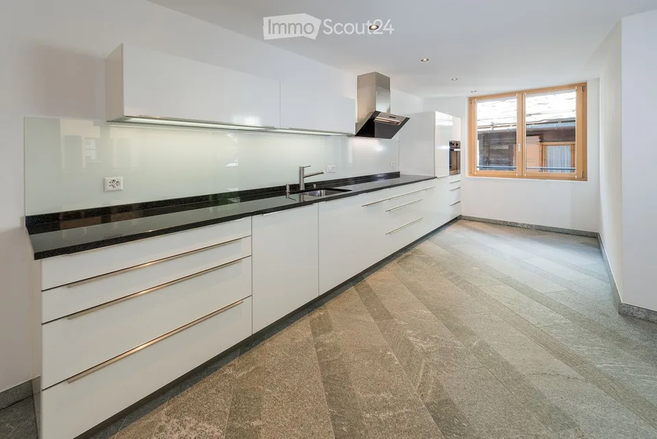 Move in & feel at home: Partially furnished 4.5-room apartment with balcony in St. Niklaus