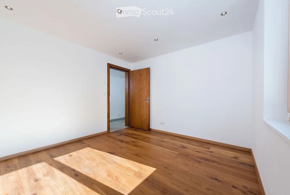 Move in & feel at home: Partially furnished 4.5-room apartment with balcony in St. Niklaus