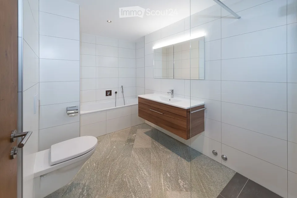 Move in & feel at home: Partially furnished 4.5-room apartment with balcony in St. Niklaus