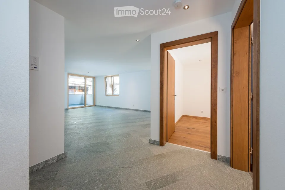 Move in & feel at home: Partially furnished 4.5-room apartment with balcony in St. Niklaus