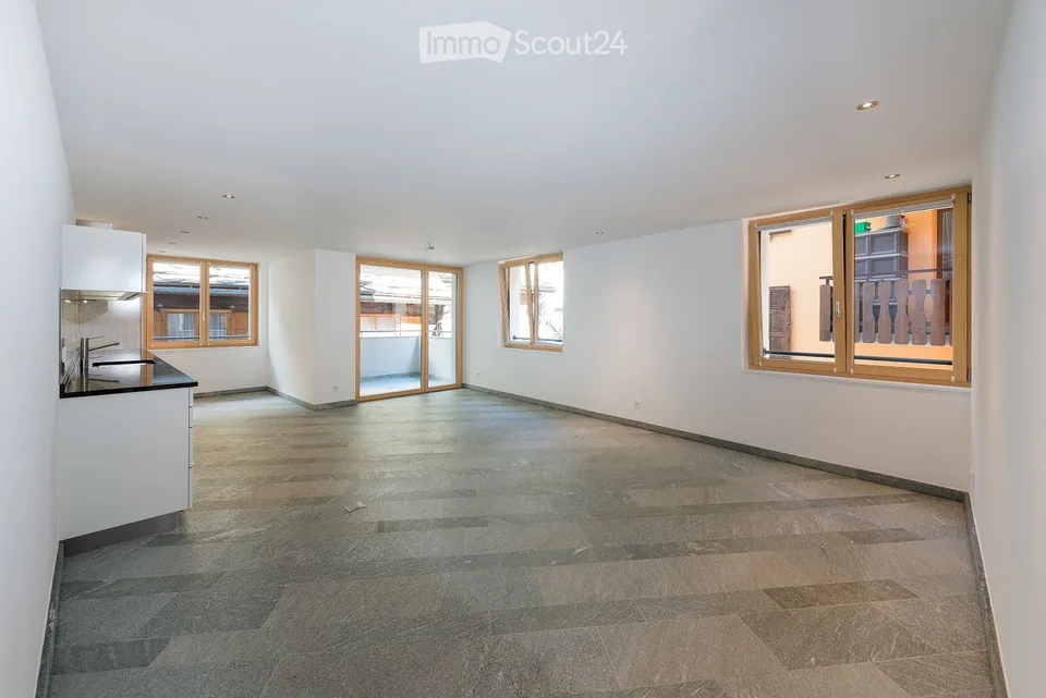 Einziehen & wohlfühlen: Teilmöblierte 4.5-Zimmer-Wohnung mit Balkon in St. Niklaus