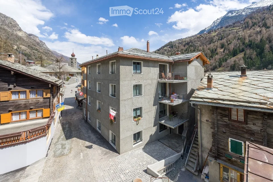Move in & feel at home: Partially furnished 4.5-room apartment with balcony in St. Niklaus