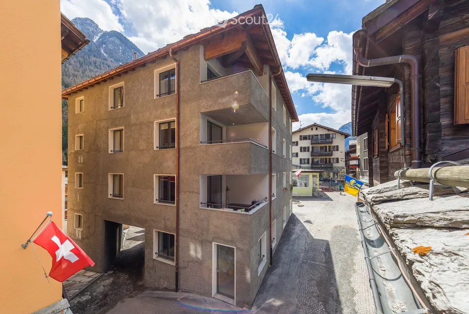 Move in & feel at home: Partially furnished 4.5-room apartment with balcony in St. Niklaus