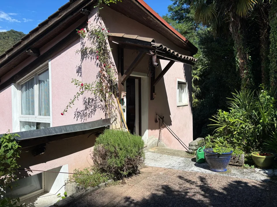 Single-family house with panoramic view in Figino + 2 plots of land