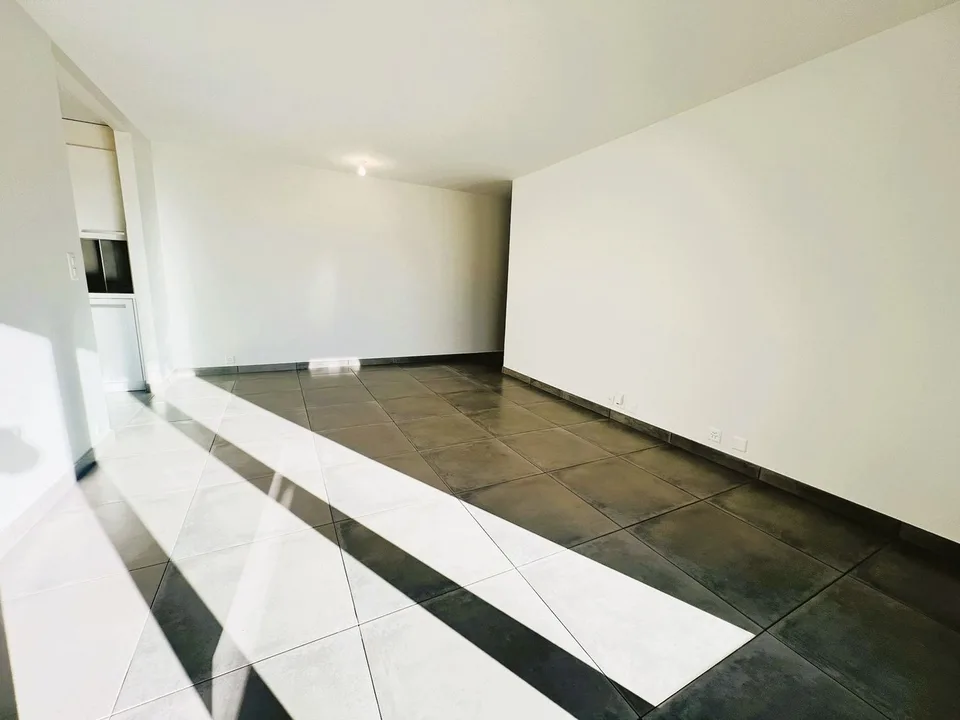 Schönes 2.5-Zimmer-Wohnung renoviert - Geräumig und hell - Schöne Aussicht - Ruhige Lage - Gut gelegen
