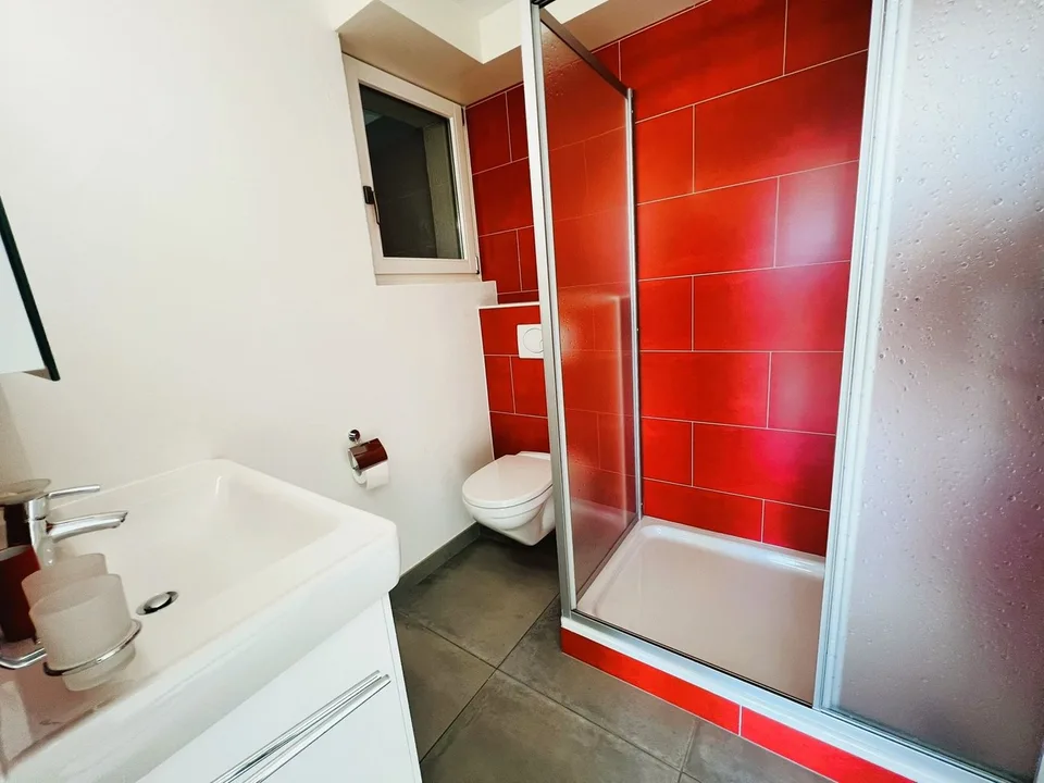 Schönes 2.5-Zimmer-Wohnung renoviert - Geräumig und hell - Schöne Aussicht - Ruhige Lage - Gut gelegen