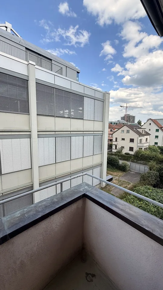 Chambre lumineuse dans un appartement de 3 pièces rénové à Zurich