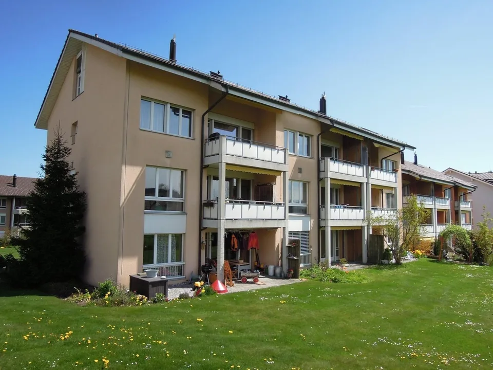 Stilvoll möblierte Wohnung mit schöner Aussicht ins Grüne