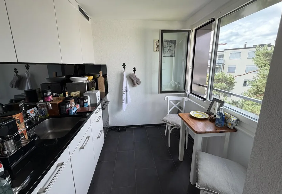 Appartamento di 2 camere, situato in centro e ben collegato a Dübendorf