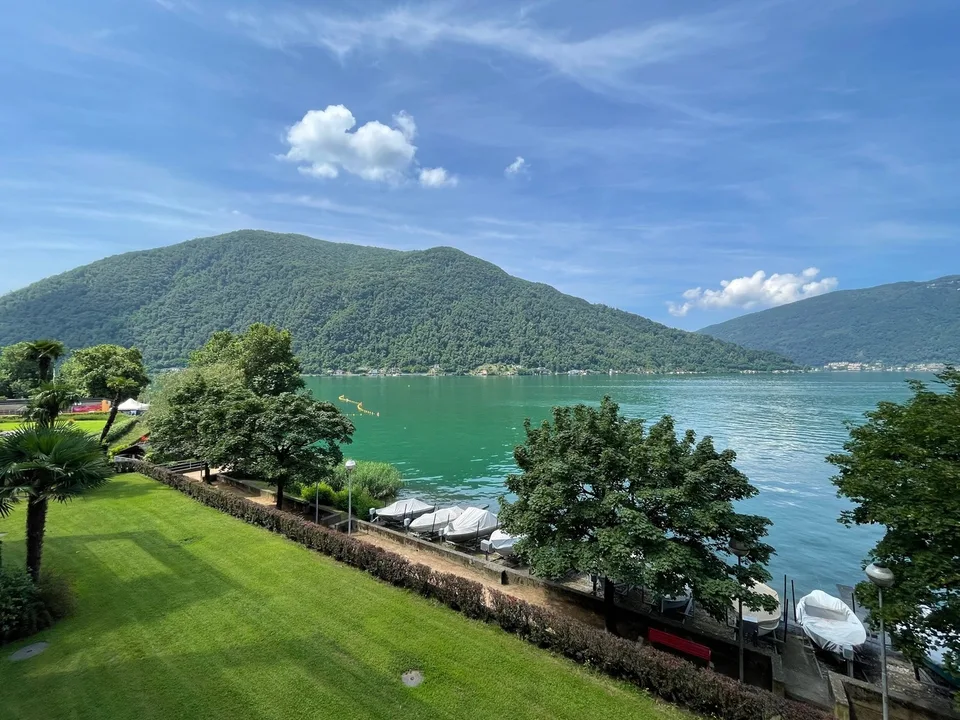 !! APP. CON DUE TERRAZZE DIRETTAMENTE AL LAGO !!
