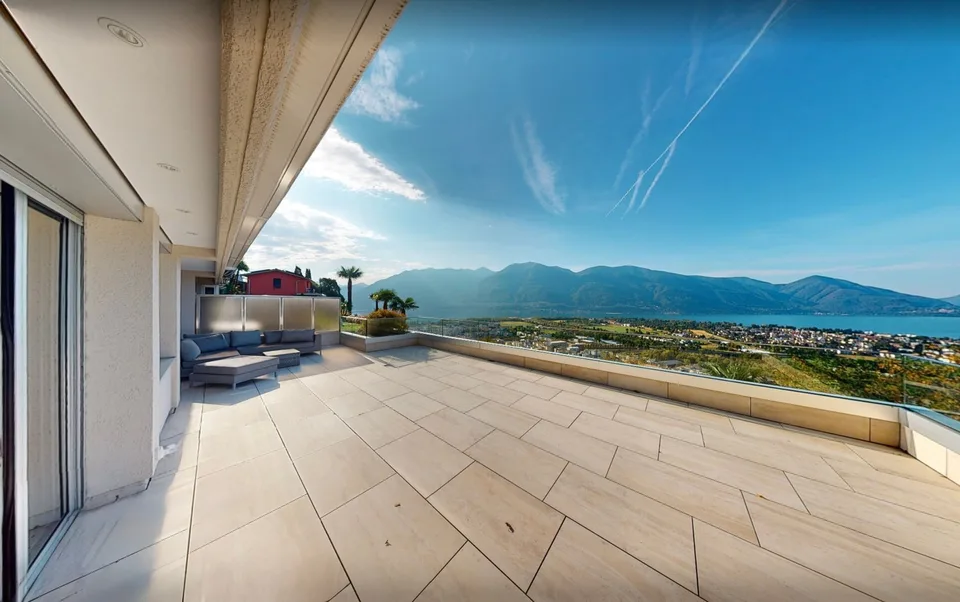 Habitation luxueuse avec une vue gigantesque sur le Lago Maggiore