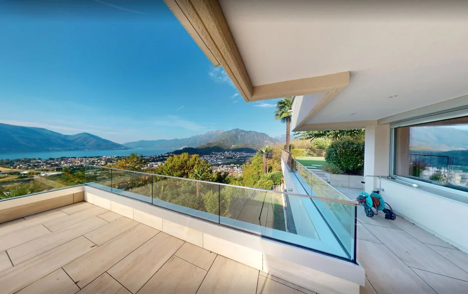 Habitation luxueuse avec une vue gigantesque sur le Lago Maggiore