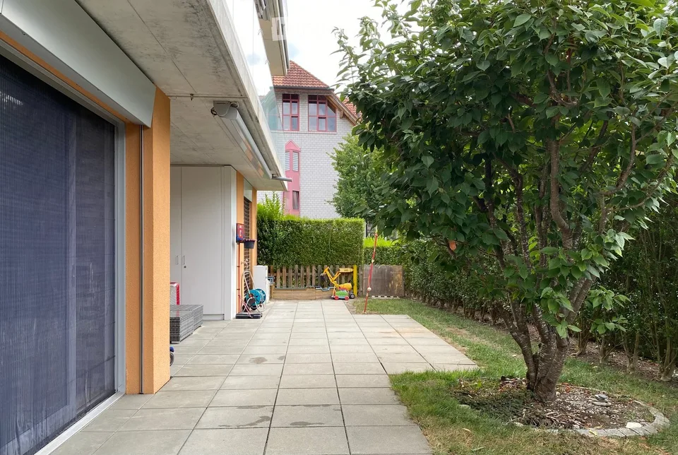 Appartamento familiare di 4,5 locali con giardino e 2 posti auto