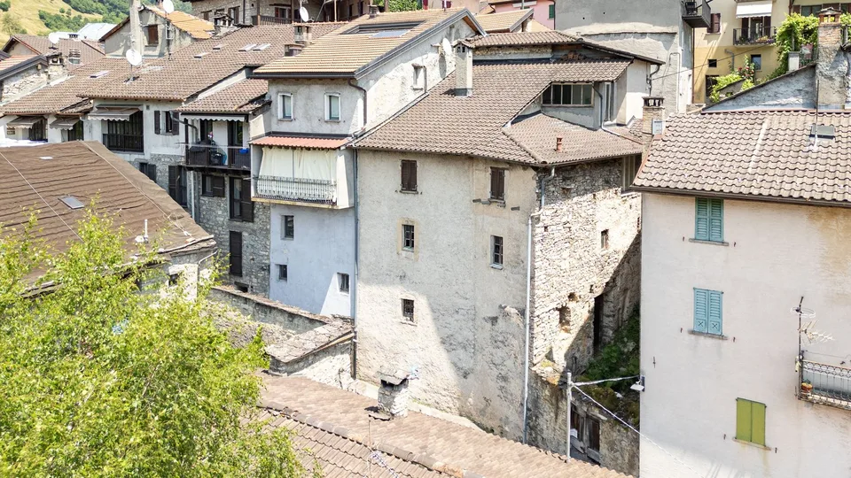 Caratteristica e ristrutturabile casa di 5 locali a Cabbio